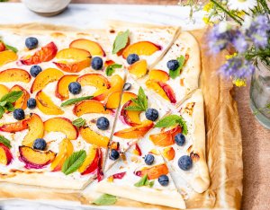 Flambierter Pfirsich-Flammkuchen