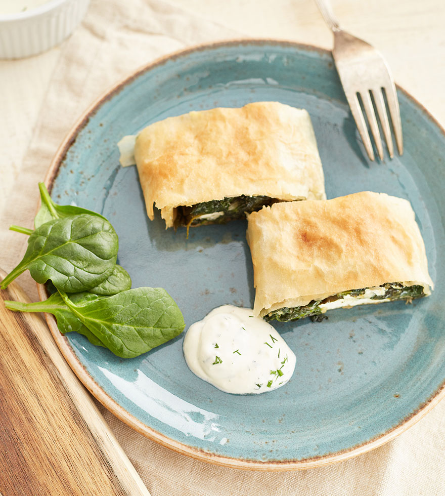 Spinat-Feta Strudel aus gezogenem Strudelteig - Rezept | Tante Fanny