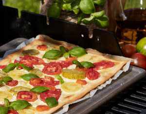 Flammkuchen mit bunten Tomaten