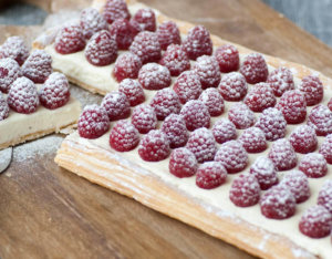 Blätterteigschnitte mit Himbeeren