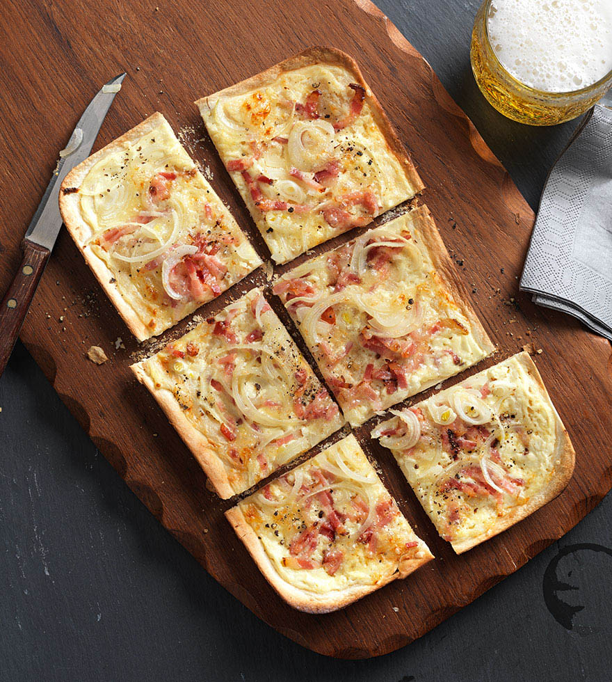 Elsässer Flammkuchen Gratinée - Speck, Zwiebel und Käse | Tante Fanny