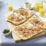 Frühstücks-Flammkuchen mit Spiegelei-image