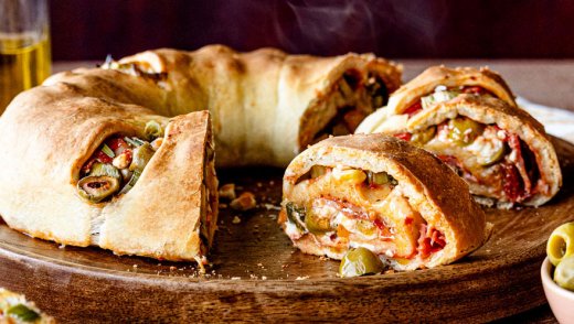 Pizzaring mit Schinken und Feta