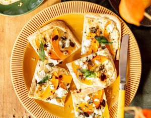 Flammkuchen mit Kürbis und Ziegenfeta