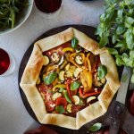 Mediterrane Galette mit Tomaten und Pfefferoni-image