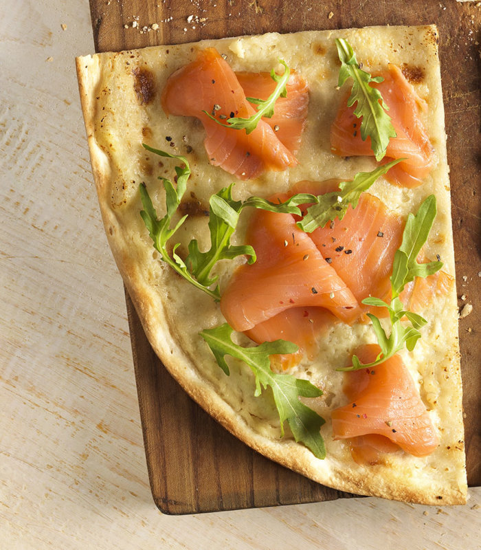 Flammkuchen mit Lachs und Rucola