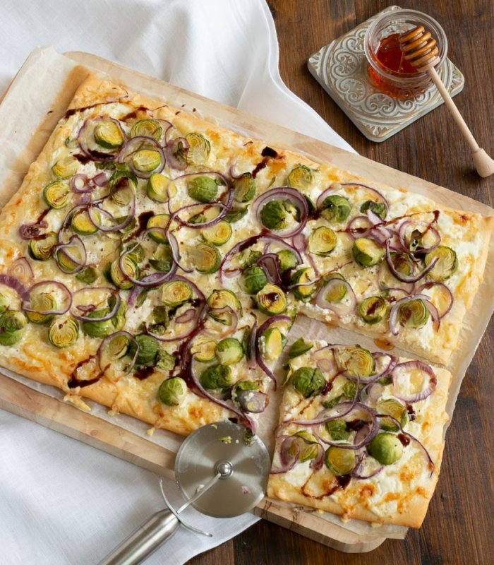Pizza mit Rosenkohl