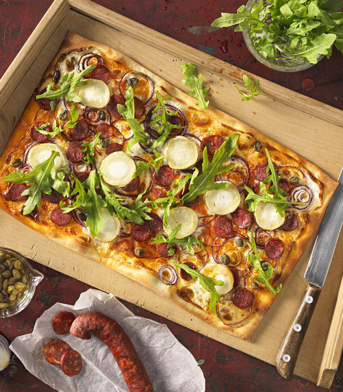 Flammkuchen mit Chorizo und Ziegenkäse