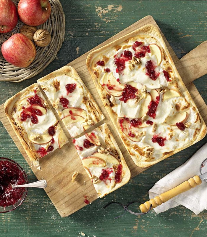 Flammkuchen mit Preiselbeeren, Ziegencamembert und Apfel