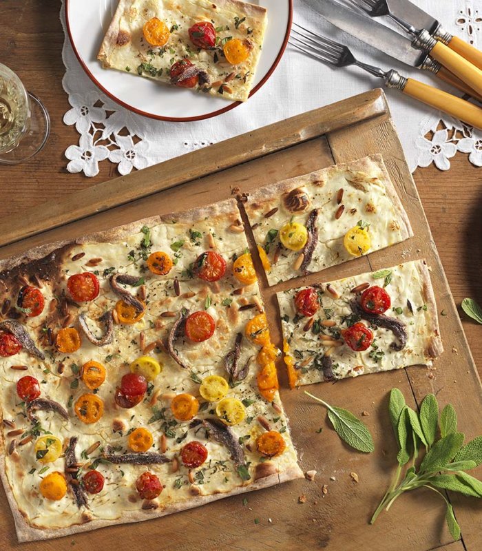 Flammkuchen mit bunten Tomaten und Sardellen