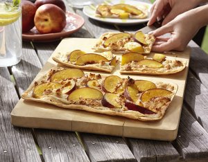 Flammkuchen mit Nektarinen & Amarettini