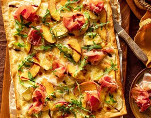 Flammkuchen mit Parmaschinken und Pfirsich