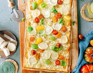 Flammkuchen mit Tomaten und Ziegenkäse