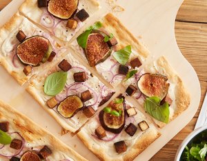 Flammkuchen mit Räuchertofu & Feigen