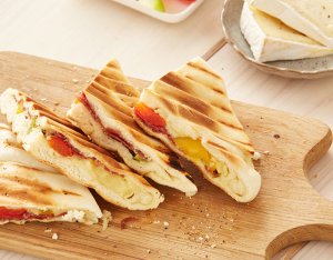 Flammkuchen Toasty: Salami & Brie