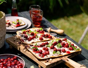 Schoko-Kirsch Flammkuchen vom Grill