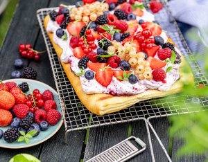 Süßer Grillteig mit Frischkäsecreme und Beeren