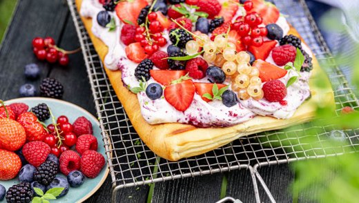 Süßer Grillteig mit Frischkäsecreme und Beeren