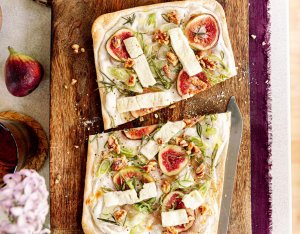 Flammkuchen mit Fetastreifen und Feigen