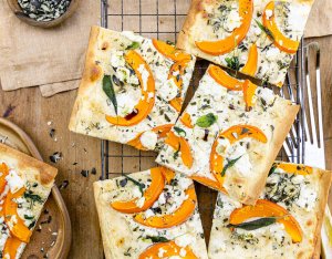 Flammkuchen mit Ziegenfeta und Kürbis