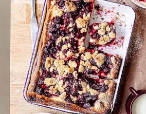 Streusel-Blechkuchen mit Kirschen