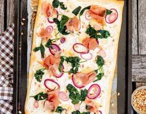 Pizza Bianca mit Prosciutto und Spinat